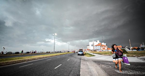 Tormenta, vientos fuertes y alerta meteorológico en Mar del Plata
