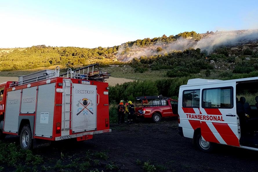 Más de 50 bomberos voluntarios combaten incendios forestales en Sierra de los Padres