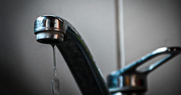 Por los cortes, piden eximir del pago de agua potable a los barrios afectados