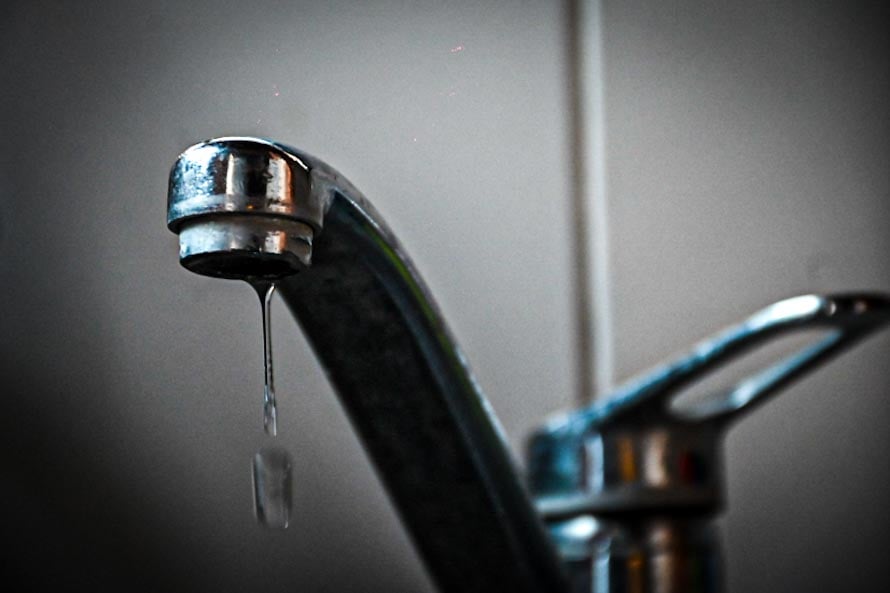 Por los cortes, piden eximir del pago de agua potable a los barrios afectados