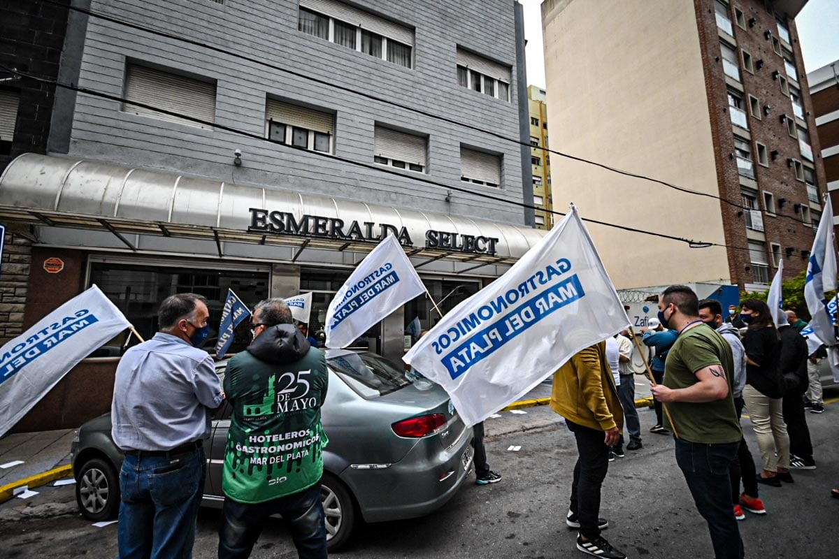 Protesta frente a un hotel por el despido de una trabajadora por tener coronavirus