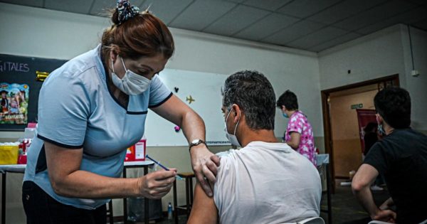 Vacunarán con un segundo refuerzo contra el coronavirus: los grupos alcanzados
