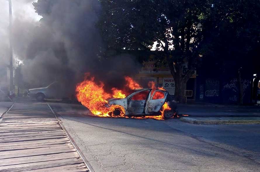 Se incendió un auto a metros de las vías del tren en Mar del Plata