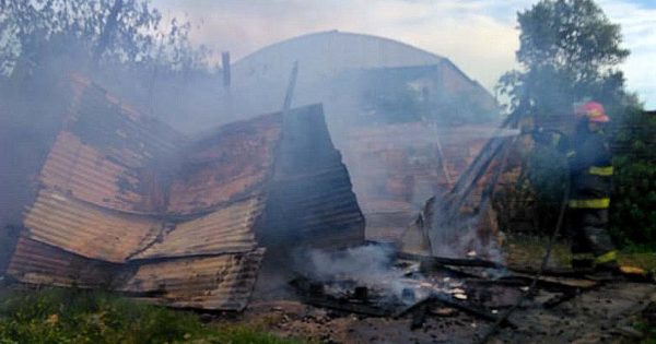 Bomberos sofocaron el incendio de una casa en Villa Evita