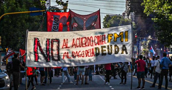Tras el acuerdo con el FMI, masiva marcha contra el pago de la deuda en Mar del Plata