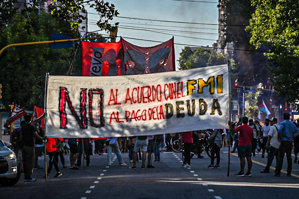 Tras el acuerdo con el FMI, masiva marcha contra el pago de la deuda en Mar del Plata
