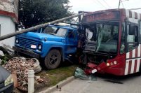 Fuerte choque entre un colectivo y un camión: una pasajera resultó herida