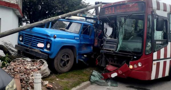 Fuerte choque entre un colectivo y un camión: una pasajera resultó herida