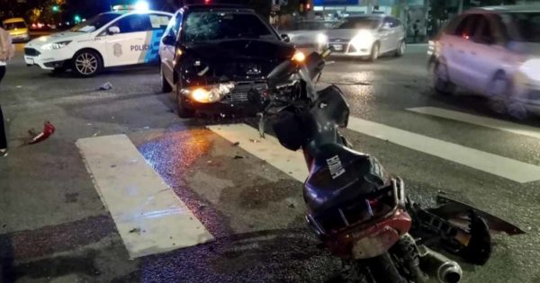 Dos heridos tras un choque entre una moto y un auto