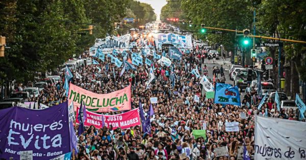 Masiva marcha por el #8M en Mar del Plata: “La deuda es con nosotras y nosotres”