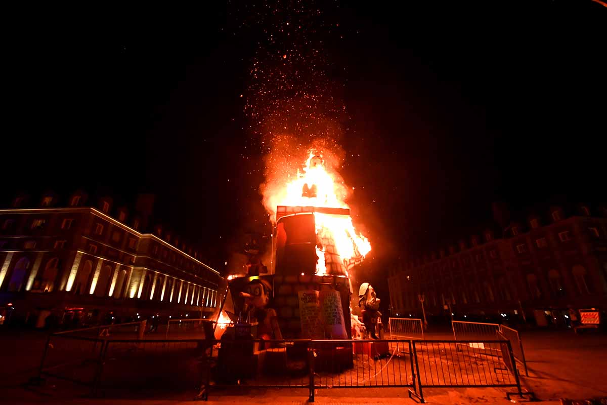 Falla Valenciana: el monumento volvió a arder después de dos años