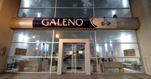 Galeno prometió garantizar el tratamiento a la joven que sufre dolores crónicos