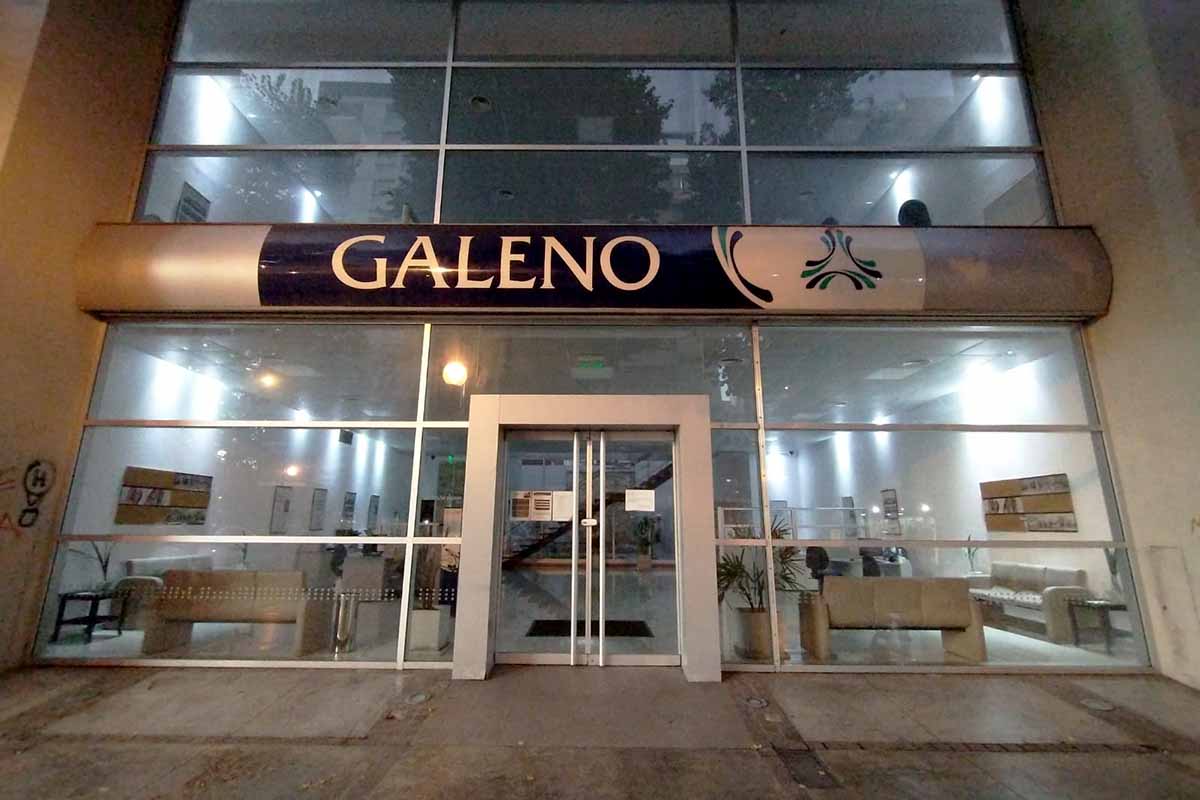 Galeno prometió garantizar el tratamiento a la joven que sufre dolores crónicos