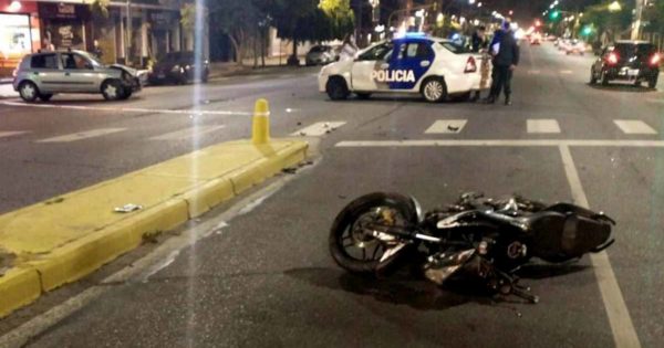Un adolescente herido tras un choque entre un auto y una moto