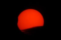 Entre nubes, así se vio el eclipse solar parcial en Mar del Plata