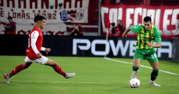 Con un jugador menos, Aldosivi sumó un valioso empate ante Independiente