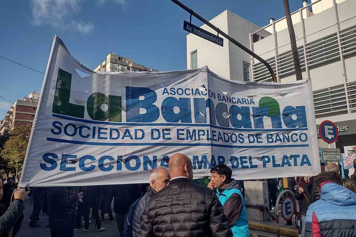 Preparan protestas por despidos y “aprietes” en dos bancos de Mar del Plata