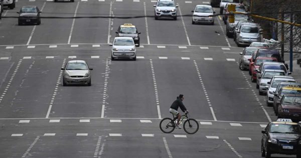 Un proyecto oficialista busca restringir la circulación de bicicletas por avenidas