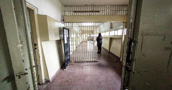 La cárcel de Batán, colapsada: la Provincia acordó con la UTN diseñar un plan de obra