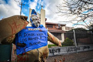 Un escrache contra la prisión domiciliaria del represor Garachico en Mar del Plata