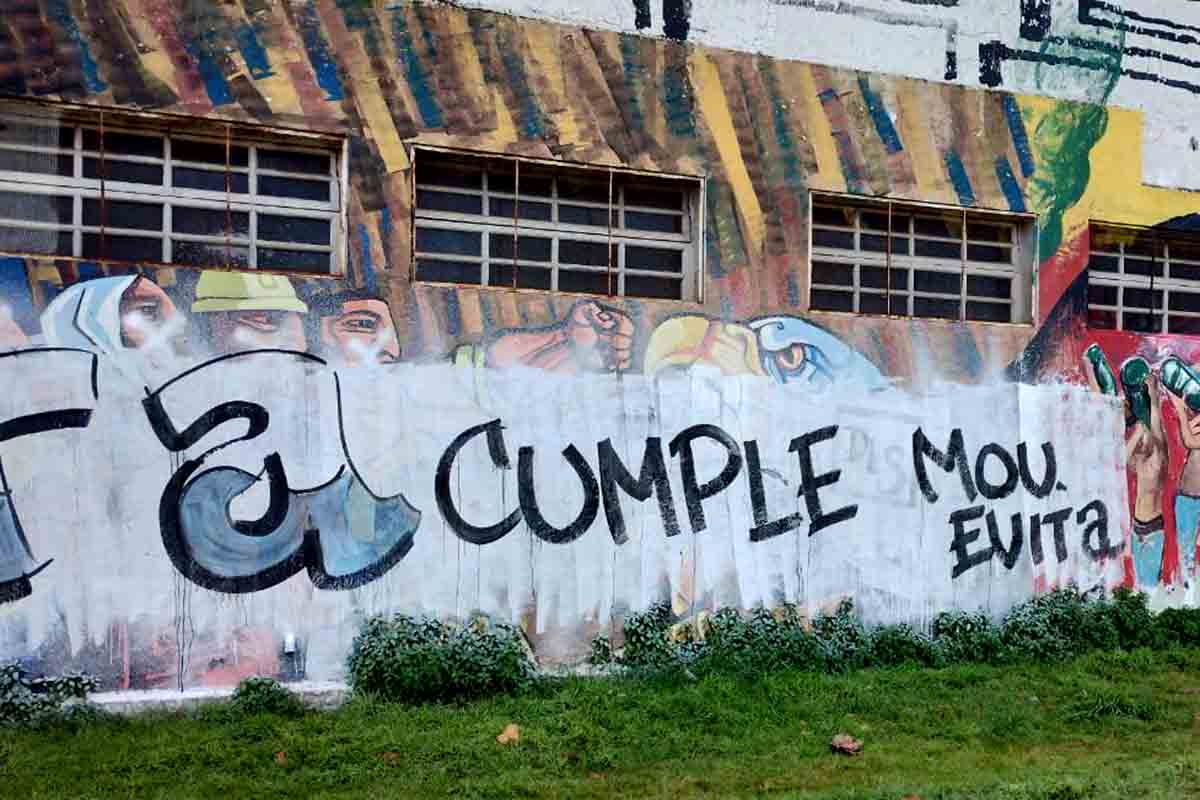 A poco de pedir la restauración del mural del “No al ALCA”, lo taparon con pintadas