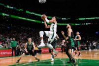 NBA playoffs: Vildoza sumó otro minuto en el triunfo de los Bucks ante Boston