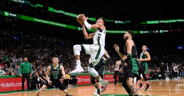 NBA playoffs: Vildoza sumó otro minuto en el triunfo de los Bucks ante Boston