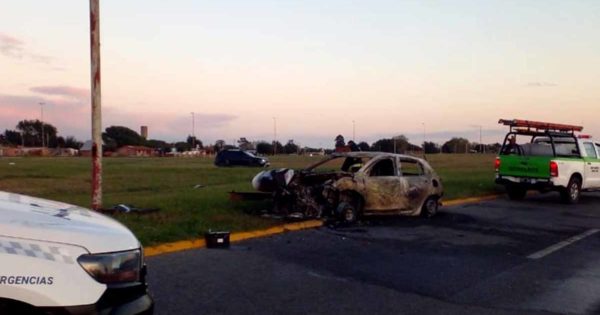 Un auto chocó contra un poste y se incendió: murió un joven