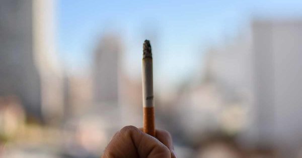 Buscan extender a más espacios la prohibición de fumar