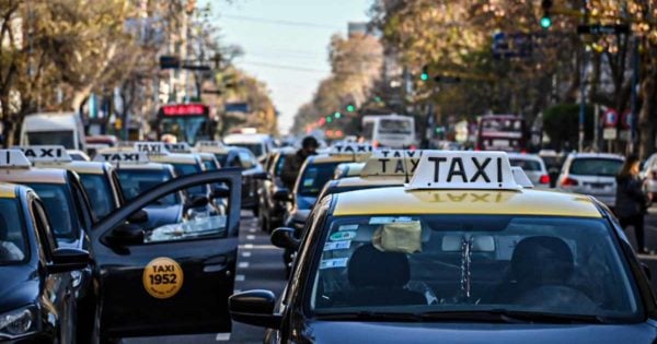Taxis: concentración y paro de choferes frente al tratamiento del aumento de la tarifa