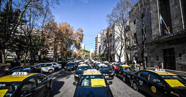 Taxis y remises: avanza en el Concejo el aumento de la bajada de bandera a $210