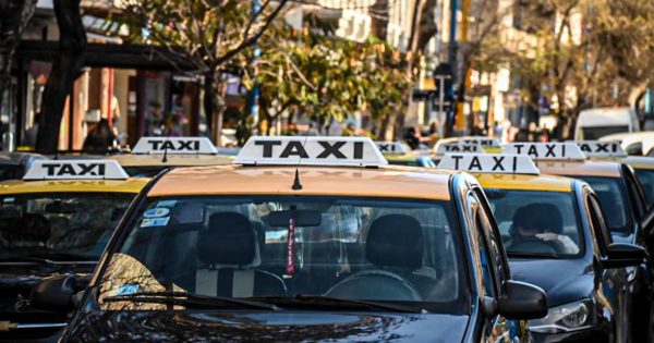 Taxistas denuncian en la Justicia la falta de control a las aplicaciones de transporte