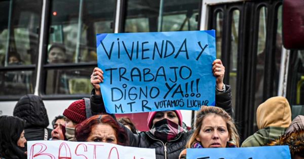 Tras la ocupación en Desarrollo Social, protesta en el Instituto de la Vivienda
