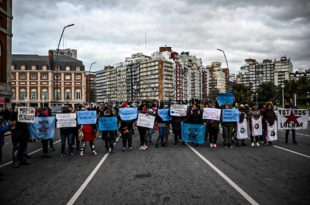 “¡Queremos vivienda!”: gritos y reclamos ante la llegada de Montenegro a un acto