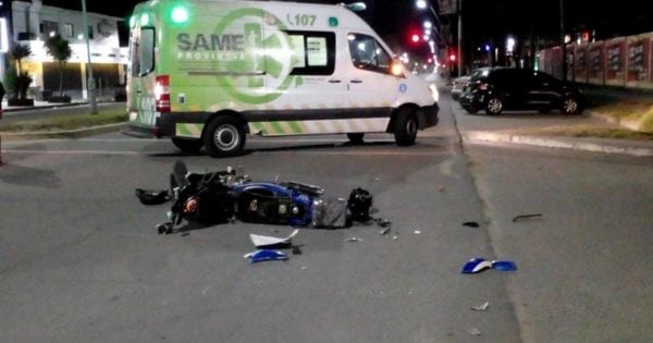 Un hombre herido tras un choque entre un auto y una moto