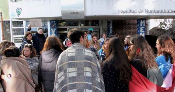 UNMdP: con un “frazadazo”, estudiantes se manifestaron ante la falta de gas