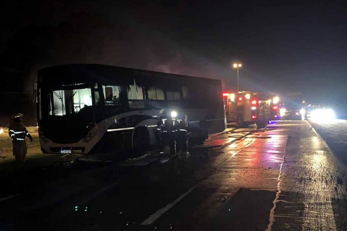 Se incendió un colectivo en la Ruta 226: no hubo heridos