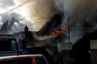 Bomberos controlaron incendios en dos casas de los barrios Zacagnini y Peralta Ramos