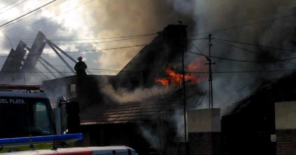 Bomberos controlaron incendios en dos casas de los barrios Zacagnini y Peralta Ramos