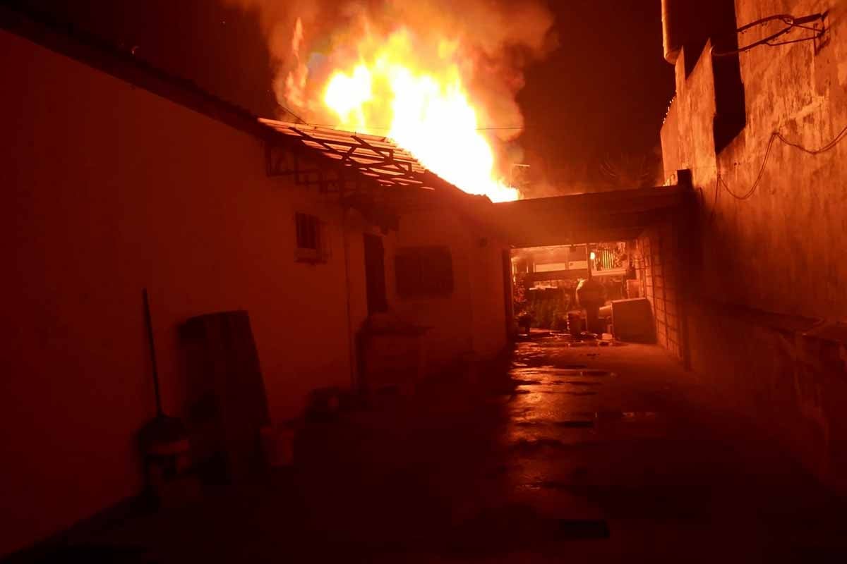 Una mujer herida tras un incendio en una casa del barrio Termas Huinco