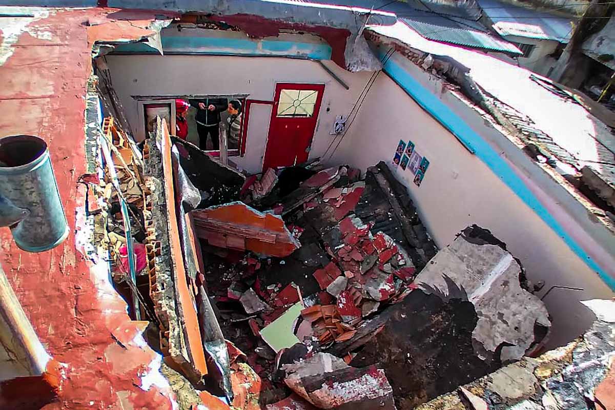 Se derrumbó una casa y rescataron a una nena de 3 años entre los escombros