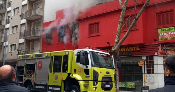 Se incendió un restaurante en el centro: no hubo heridos