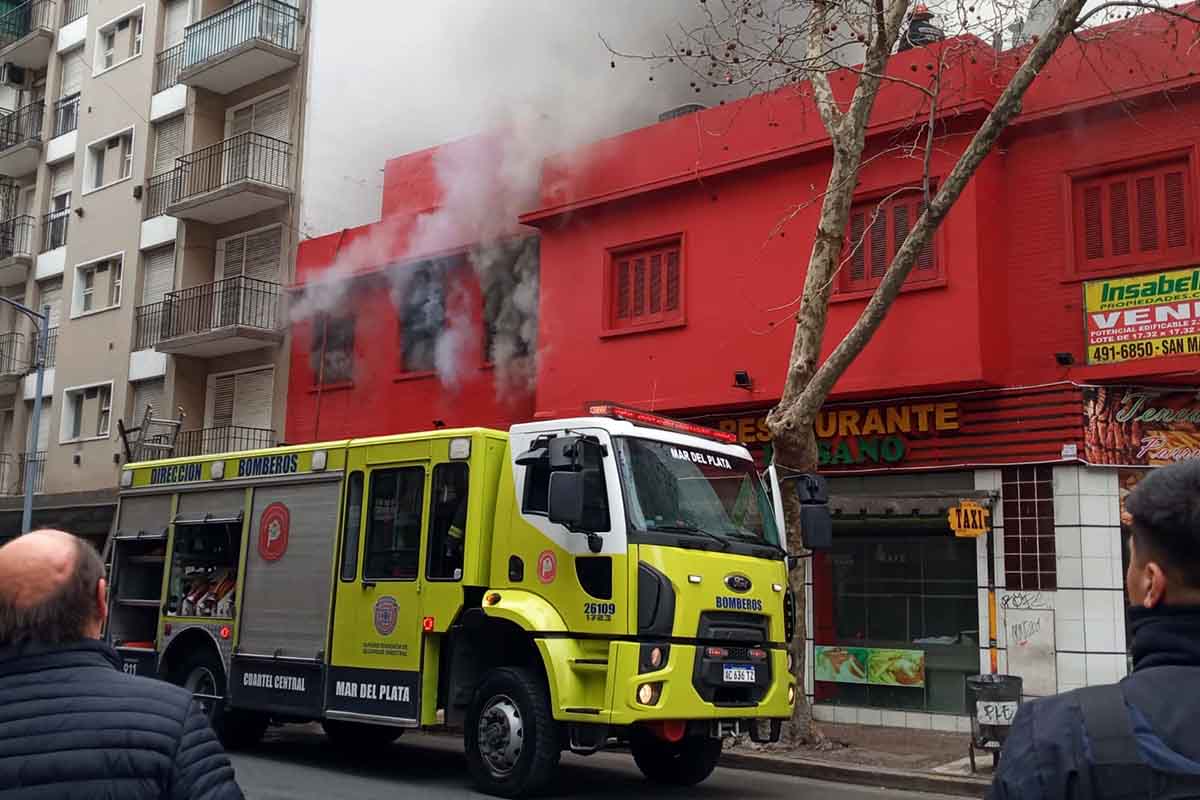 Se incendió un restaurante en el centro: no hubo heridos