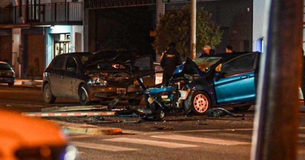Triple choque entre dos autos y un camión en la avenida Luro: un muerto
