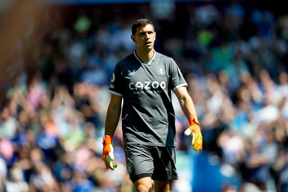 “Dibu” Martínez disputó su partido 100 por Premier League con el Aston Villa