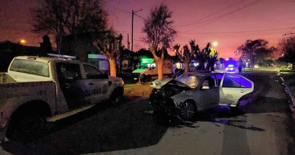 Chocó y abandonó el auto: sus acompañantes resultaron heridos