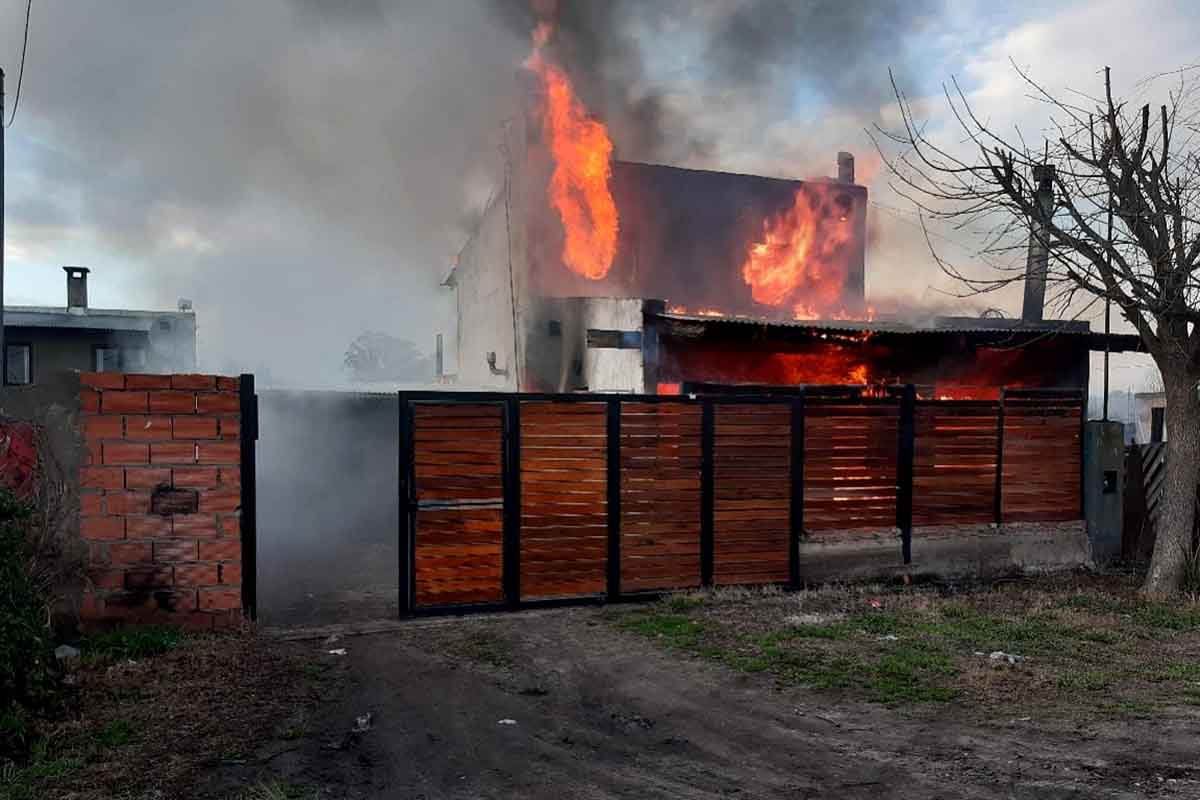 Se incendió una casa en el barrio Félix U. Camet