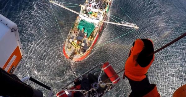 Prefectura aeroevacuó de urgencia a un tripulante de un buque pesquero