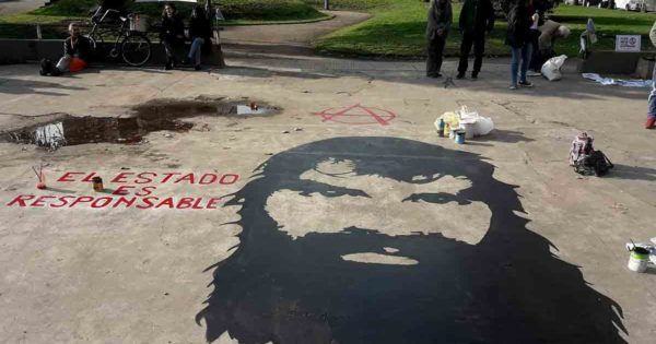 Despliegue policial y municipal para tapar un mural por Santiago Maldonado