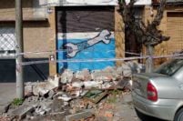 Se derrumbó un balcón en el barrio Bernardino Rivadavia: no hubo heridos